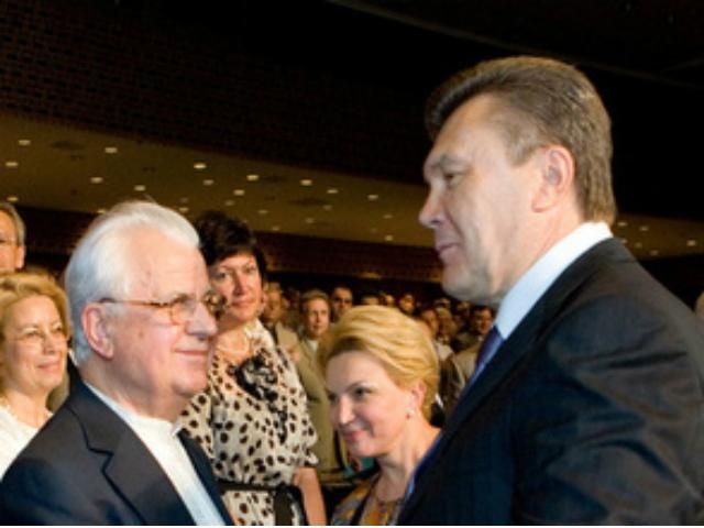 Янукович поздравил Кравчука с днем ​​рождения