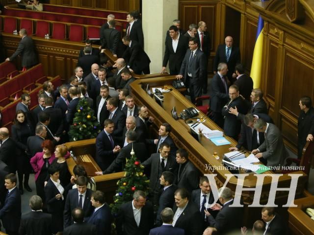 Опозиціонери намагалися заблокувати трибуну ВР (Фото, Відео) Опозиціонери намагалися заблокувати трибуну ВР (Фото, Відео)