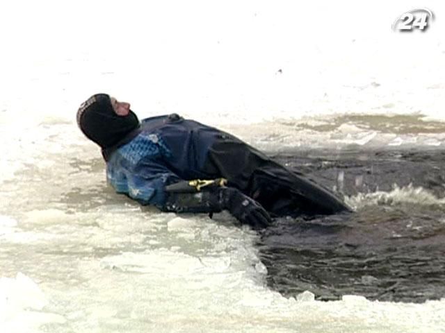 МНС нагадує, як поводитися, коли провалився під лід