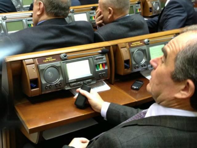 Регіонали знову голосують чужими картками Регіонали знову голосують чужими картками