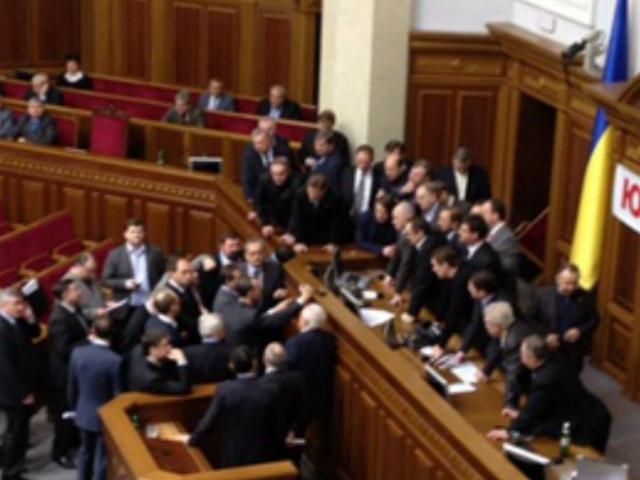 За один день депутати встигли двічі побитися За один день депутати встигли двічі побитися