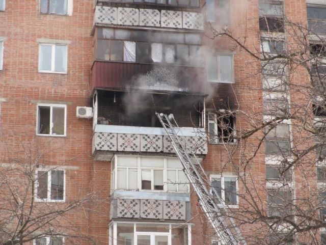 Два вибухи у багатоповерхівці в Полтаві спричинили пожежу 