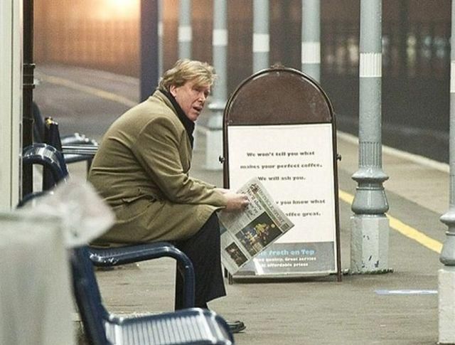 Британцы заставили своего министра ездить на работу электричкой Британцы заставили своего министра ездить на работу электричкой