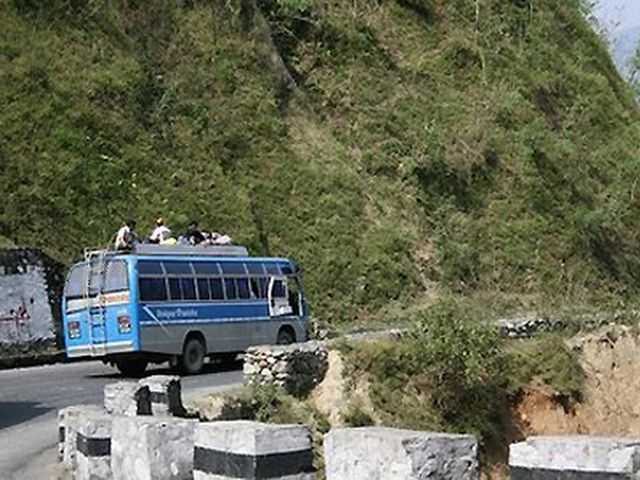 Через страшну аварію в Непалі загинули 30 осіб