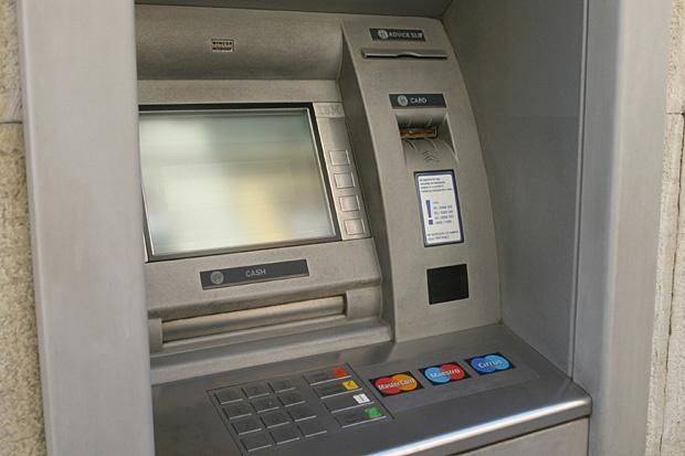Милиция задержала бывшего сотрудника банка, который снимал чужие деньги с банкоматов