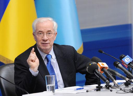 Азаров пообещал, что правительство продолжит развивать Киев