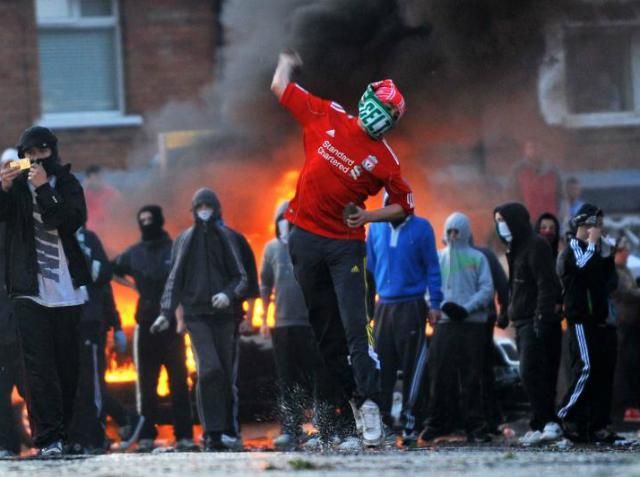 Столкновения в Северной Ирландии: ранены 30 полицейских Столкновения в Северной Ирландии: ранены 30 полицейских