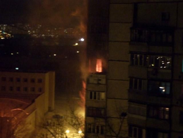 Мешканці багатоповерхівки у Харкові, яка постраждала у результаті вибуху, повертаються додому Мешканці багатоповерхівки у Харкові, яка постраждала у результаті вибуху, повертаються додому