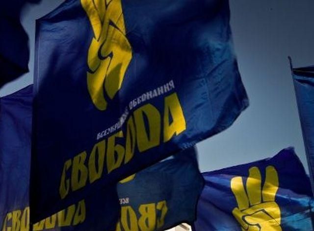 Прихильники "Свободи" побились з міліцією під час мітингу у Чернівцях Прихильники "Свободи" побились з міліцією під час мітингу у Чернівцях