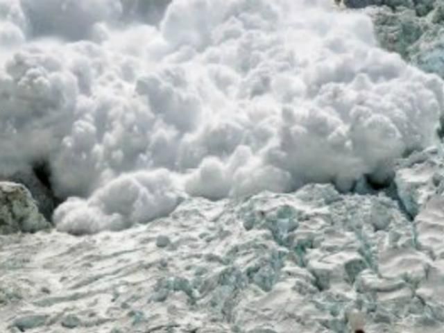 Одного из двух туристов, которых накрыло лавиной в Карпатах, нашли Одного из двух туристов, которых накрыло лавиной в Карпатах, нашли