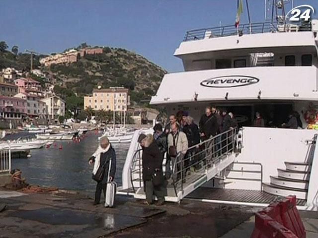 Жертв аварии Costa Concordia почтили тысячи человек Жертв аварии Costa Concordia почтили тысячи человек