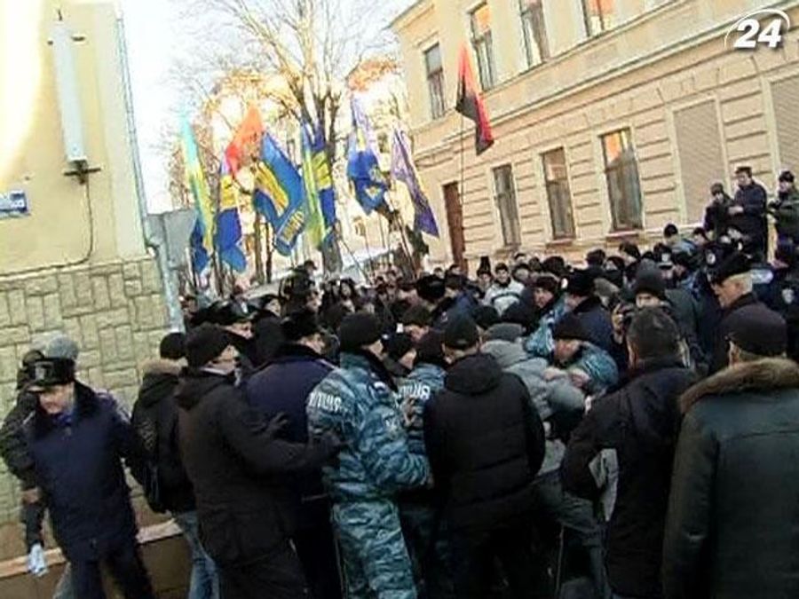Приїзд Лаврова супроводжувався пікетом опозиціонерів Приїзд Лаврова супроводжувався пікетом опозиціонерів