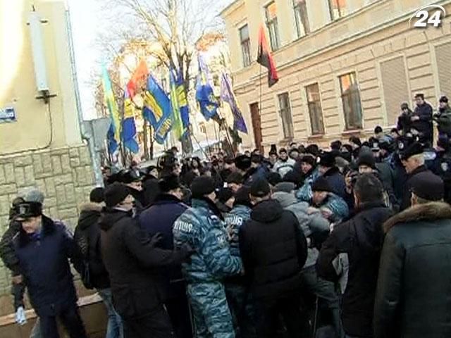 Прибытие Лаврова сопровождалось пикетом оппозиционеров Прибытие Лаврова сопровождалось пикетом оппозиционеров