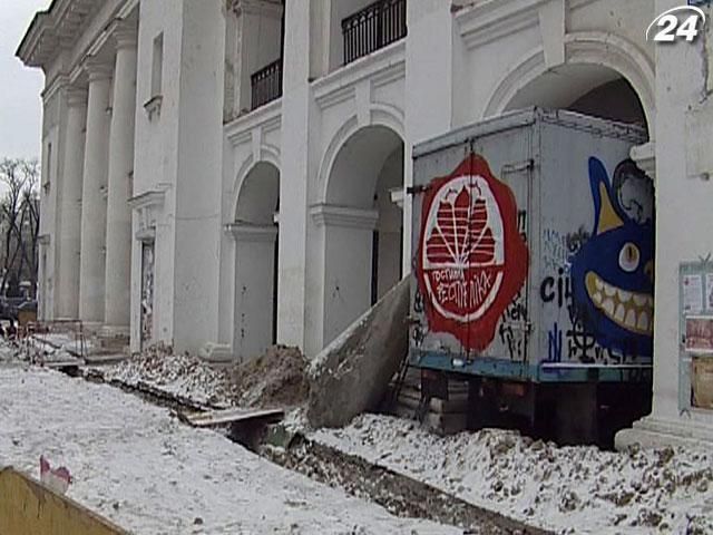 Парламентский комитет выступил против приватизации Гостиного двора Парламентский комитет выступил против приватизации Гостиного двора