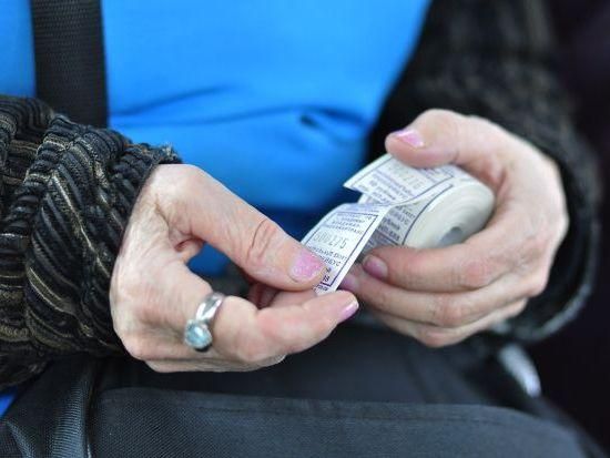 В Мариуполе кондуктор автобуса побила пассажирку В Мариуполе кондуктор автобуса побила пассажирку