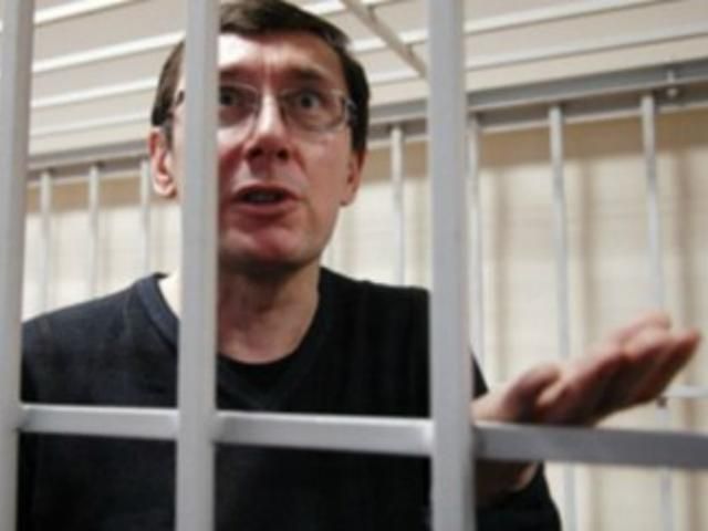 Луценко три місяці клеїть у колонії конверти, заробив за цю роботу 50 гривень Луценко три місяці клеїть у колонії конверти, заробив за цю роботу 50 гривень