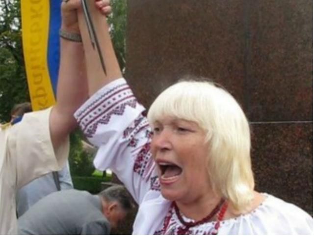 Скаргу українки, яка відрізала прізвище Януковича від стрічки на вінку, розглядатиме Євросуд Скаргу українки, яка відрізала прізвище Януковича від стрічки на вінку, розглядатиме Євросуд