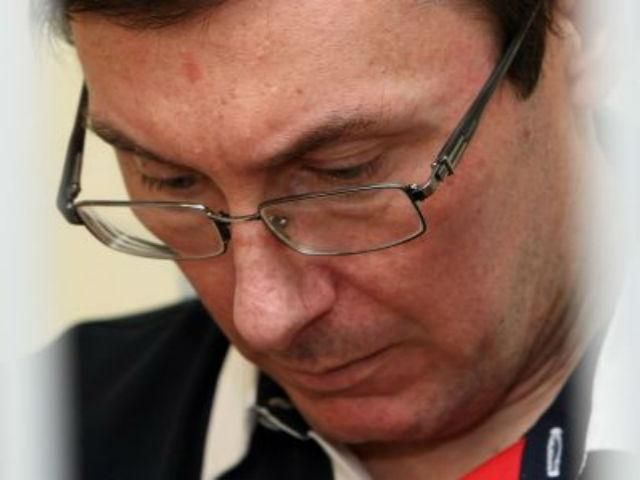 Сарган роздруковує Луценкові матеріали з інтернету і зав’язує їх червоним бантиком Сарган роздруковує Луценкові матеріали з інтернету і зав’язує їх червоним бантиком