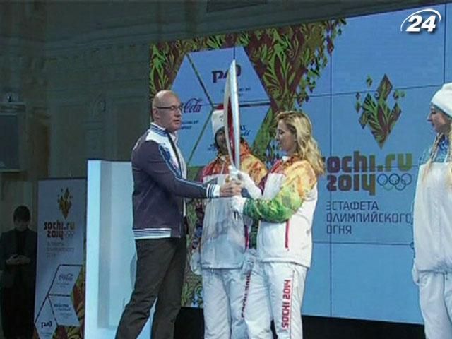 У Москві представили факел Олімпійського вогню У Москві представили факел Олімпійського вогню