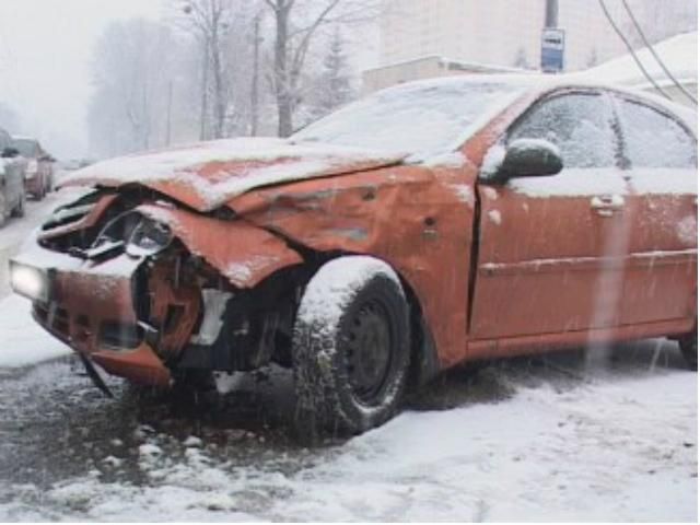 В Киеве столкнулись легковушка и грузовик (Фото) В Киеве столкнулись легковушка и грузовик (Фото)