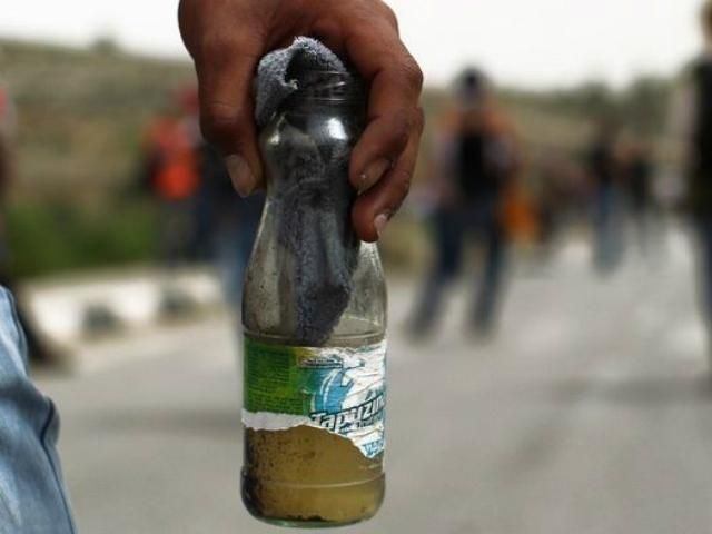 В Кривом Роге офис местного бизнесмена забросали "коктейлем Молотова" В Кривом Роге офис местного бизнесмена забросали "коктейлем Молотова"