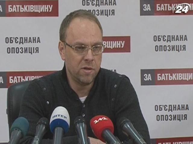 Власенко: Тимошенко - єдина людина в країні, за якою стежать 3 відеокамери Власенко: Тимошенко - єдина людина в країні, за якою стежать 3 відеокамери