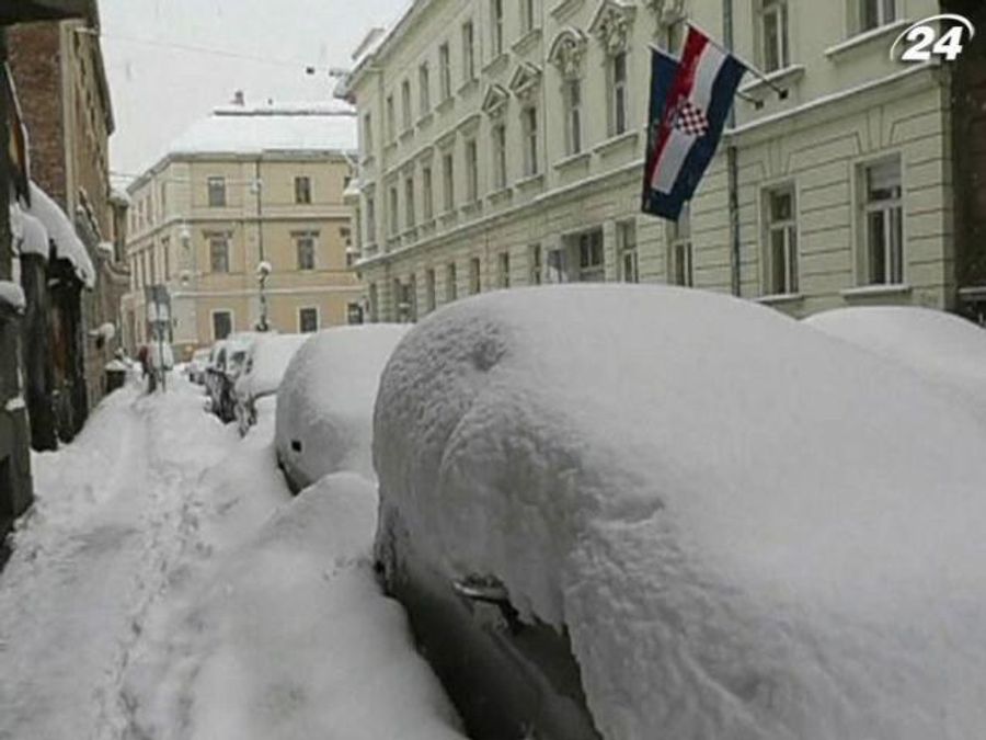 В Хорватии за день выпало полметра снега В Хорватии за день выпало полметра снега