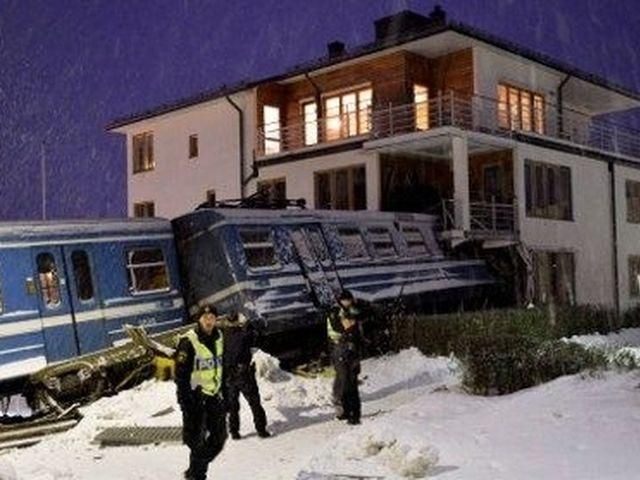 В Швеции женщина похитила поезд и врезалась в нем в жилой дом