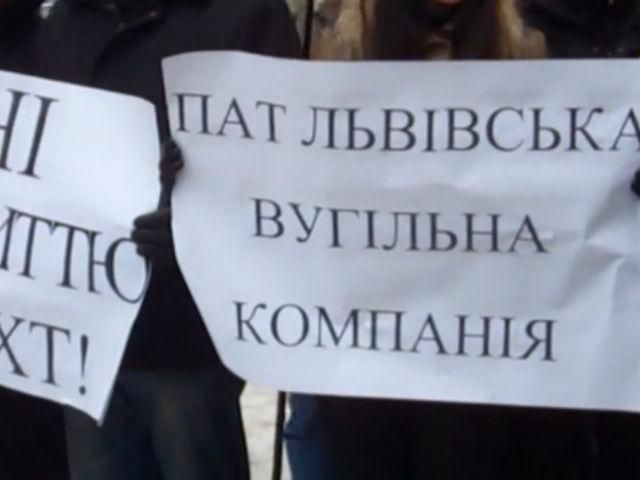 Львовские, киевские и луганские шахтеры пикетируют Банковую