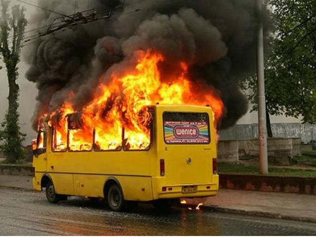 Во Львове загорелась маршрутка с пассажирами (Видео) Во Львове загорелась маршрутка с пассажирами (Видео)