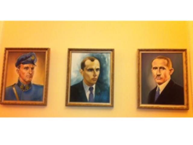 Вице-спикер ВР повесил себе в кабинете портреты Шухевича, Бандеры и Коновальца Вице-спикер ВР повесил себе в кабинете портреты Шухевича, Бандеры и Коновальца