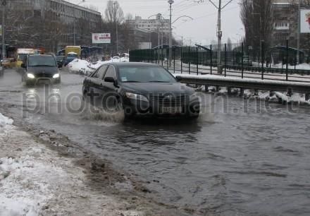 Столичну вулицю залило стічними водами Столичну вулицю залило стічними водами