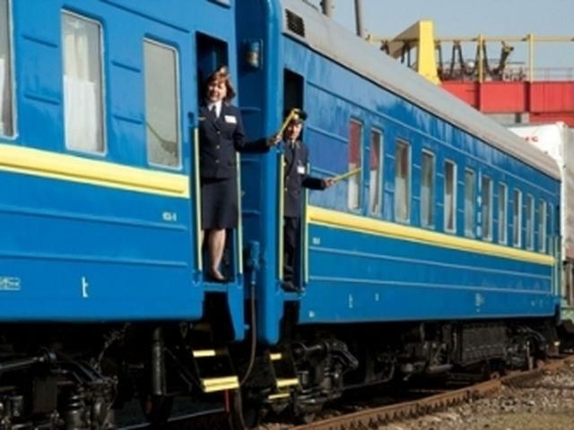 Под Кабмином - 300 железнодорожников требуют повышения зарплаты Под Кабмином - 300 железнодорожников требуют повышения зарплаты