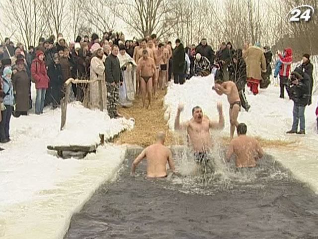 Українцям до свята Водохреща нагадали, як правильно купатися