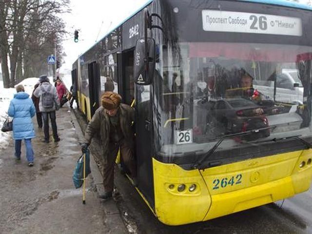 Київські хулігани розстріляли тролейбус з пасажирами