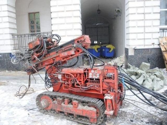 У Гостинному дворі з’явилась важка спецтехніка (Фото) У Гостинному дворі з’явилась важка спецтехніка (Фото)