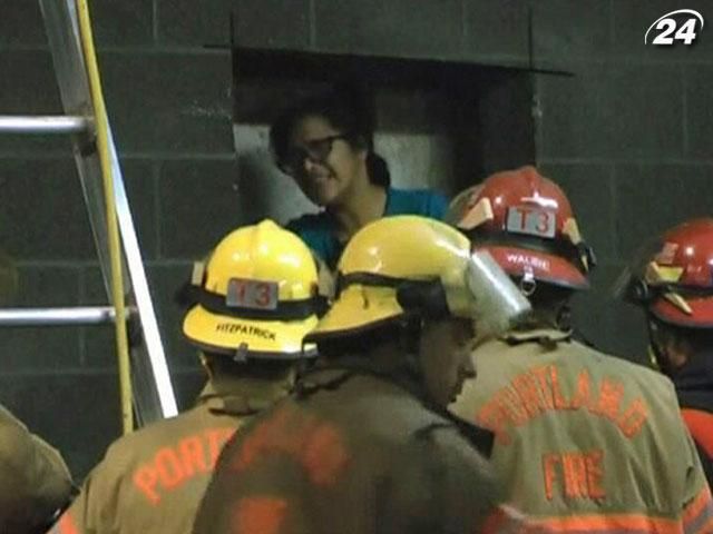 В США женщина провалилась между стены двух домов В США женщина провалилась между стены двух домов