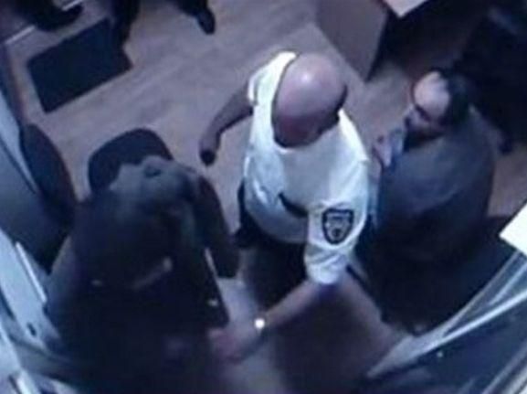 Охранник из "Каравана" не хочет говорить с прессой об убийствах Охранник из "Каравана" не хочет говорить с прессой об убийствах