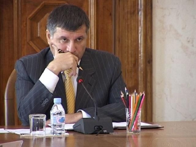 Аваков: Под стены больницы Тимошенко регионалы свозят людей Аваков: Под стены больницы Тимошенко регионалы свозят людей