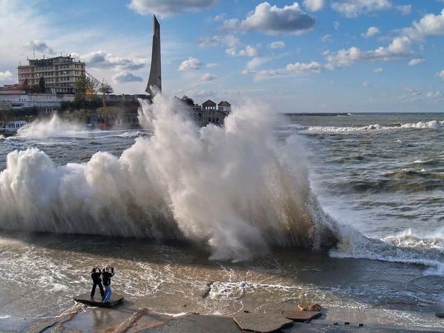 В Крыму официантку смыло штормом в море