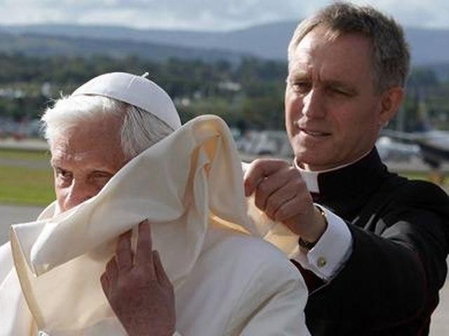 Секретар Бенедикта XVI став секс-символом Ватикану (Фото)