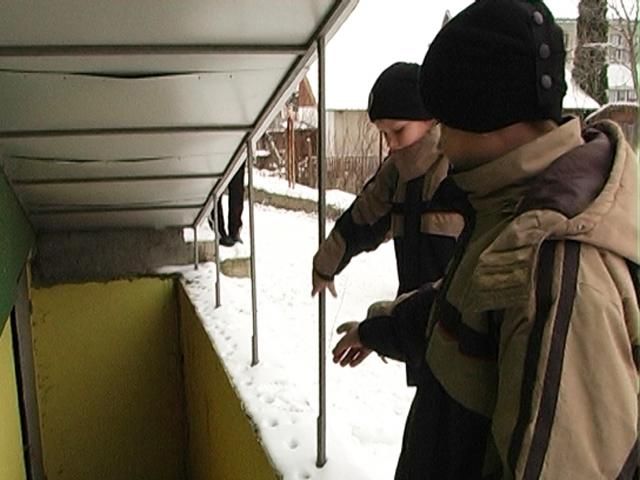 Молода матуся залишила голе немовля на сходах підвалу, дитинку врятували школярі Молода матуся залишила голе немовля на сходах підвалу, дитинку врятували школярі