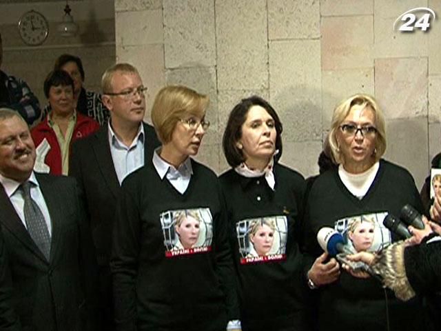 Жінки-депутати продовжують акцію непокори з Тимошенко Жінки-депутати продовжують акцію непокори з Тимошенко