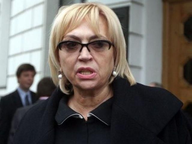 Женщин-нардепов, которые пришли к Тимошенко, силой вытолкали от заключенной Женщин-нардепов, которые пришли к Тимошенко, силой вытолкали от заключенной