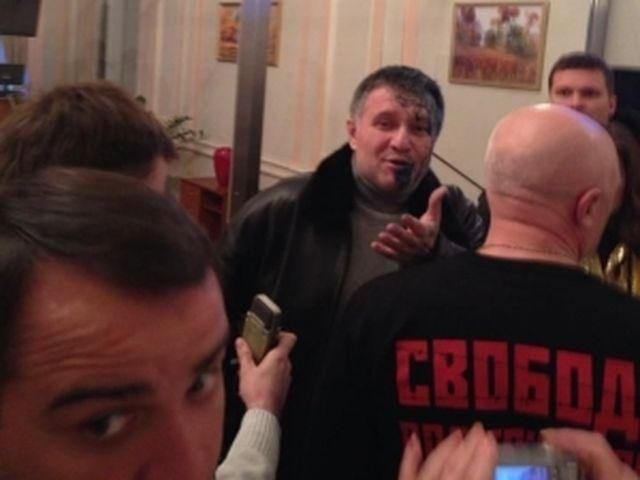 В Арсена Авакова поцілили зеленкою (Фото) В Арсена Авакова поцілили зеленкою (Фото)