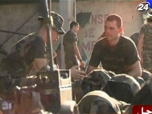 З Алжиру масово втікають іноземці З Алжиру масово втікають іноземці