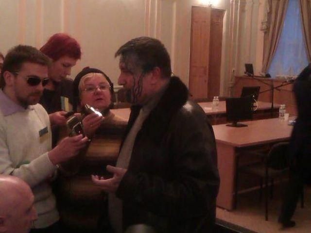 Еще двух соратников Тимошенко облили зеленкой