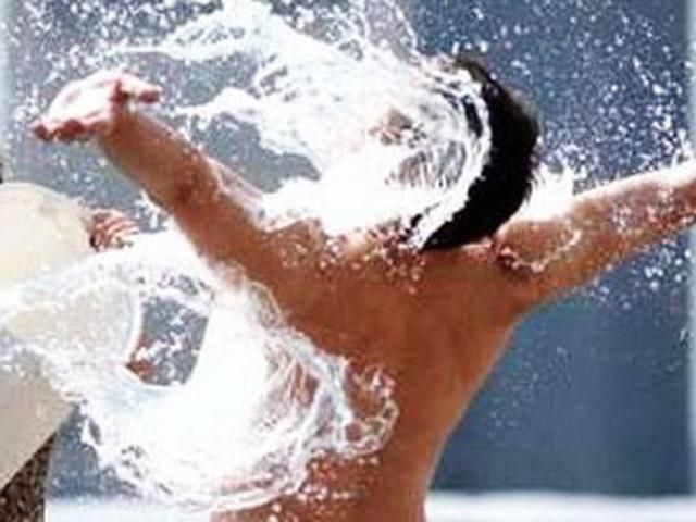 У центрі Львова людей обливають холодною водою У центрі Львова людей обливають холодною водою