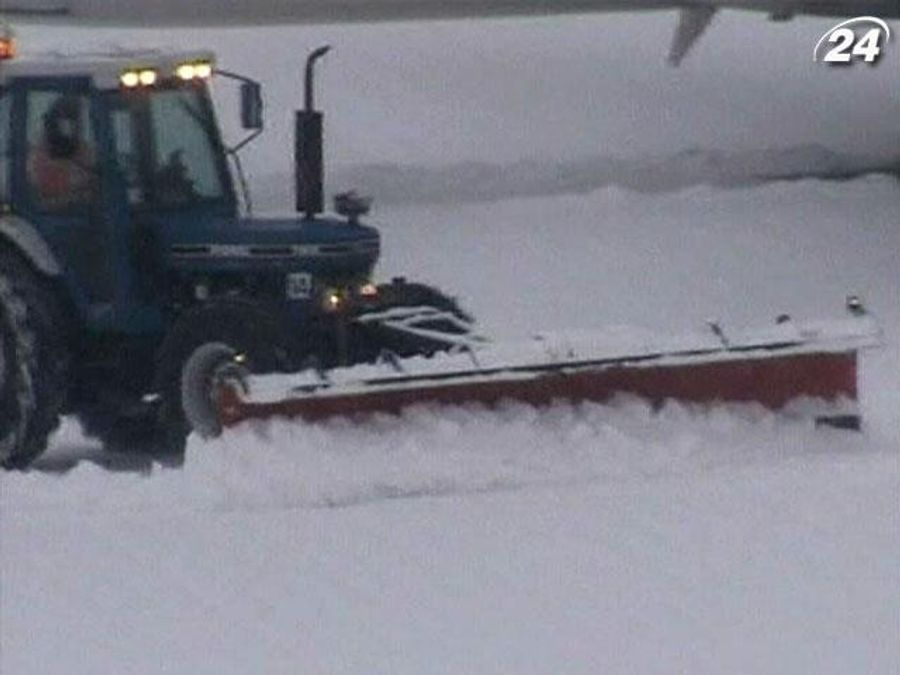 Сильні снігопади порушили авіасполучення у Великобританії