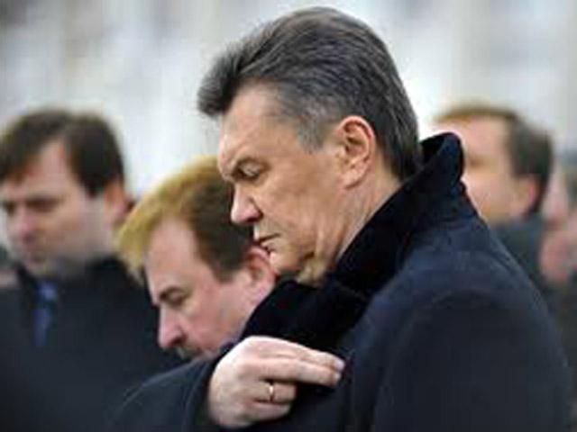 Янукович, Азаров и Рыбак посмотрели, как митрополит Владимир святит воду